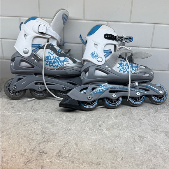 Blade Runner Girl’s Inline Skates Adjusts in Size as kid grows! US 5-8. Like New - Picture 3 of 15